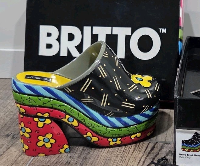ROMERO BRITTO CLOG Figurine Shoe NEW Artwork 3.5" x 5" NEW IN BOX ROMERO BRITTO CLOG Figurine Shoe NEW Artwork 3.5" x 5" NEW IN BOX