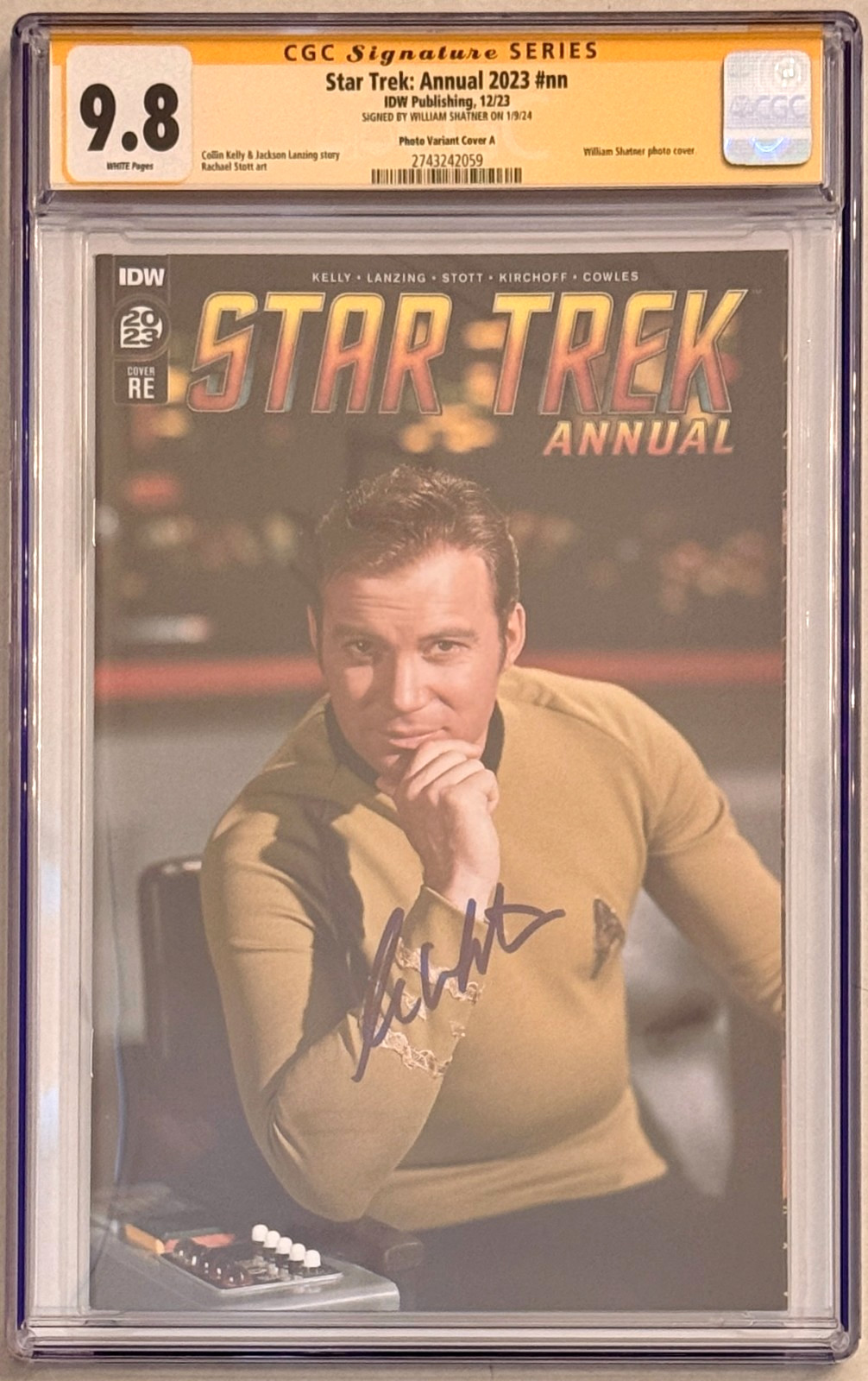 William Shatner Signed Photo Cover CGC SS Graded 9.8 Star Trek Annual #nn William Shatner Signed Photo Cover CGC SS Graded 9.8 Star Trek Annual #nn