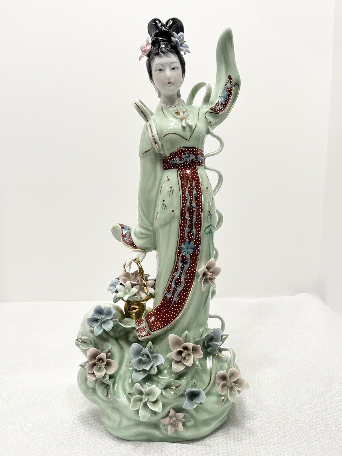 VTG Porcelain Asian Geisha Large Figurine Statue W/ Flowers Gold Green 15”x7\
