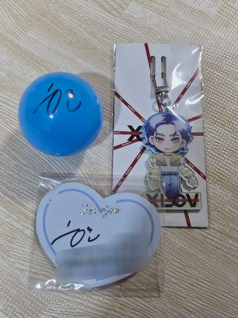 XLOV Hyun Signed Ball Signed Card Keychain Set XLOV Hyun Signed Ball Signed Card Keychain Set