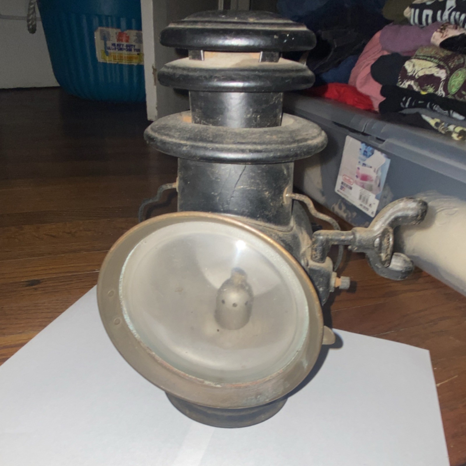 Dietz Union Driving Lamp an antique kerosene-powered Dietz Union Driving Lamp an antique kerosene-powered