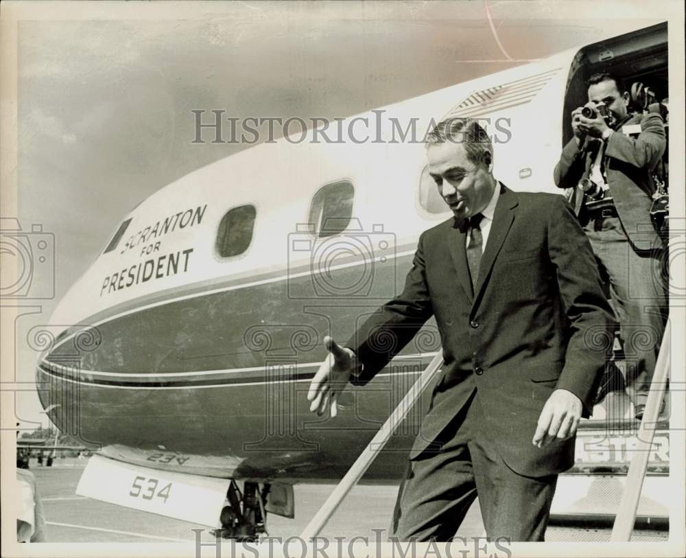1964 Press Photo Governor William Scranton leaves campaign plane - lra58160 1964 Press Photo Governor William Scranton leaves campaign plane - lra58160