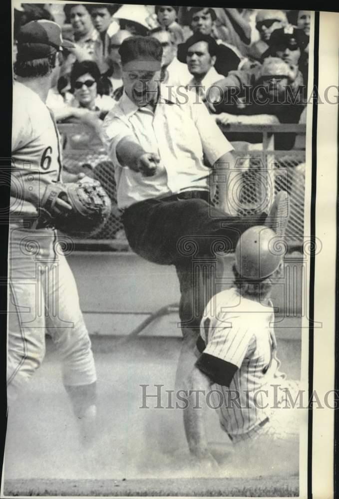 1974 Press Photo Baseball umpire Ed Sudol outs Wayne Garrett of New York Met 1974 Press Photo Baseball umpire Ed Sudol outs Wayne Garrett of New York Met