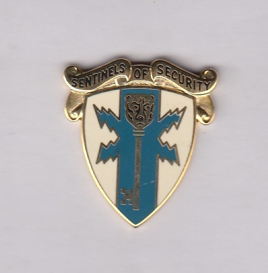 US Army 309th Military Intelligence Bn MI crest DUI badge c/b V-21 US Army 309th Military Intelligence Bn MI crest DUI badge c/b V-21