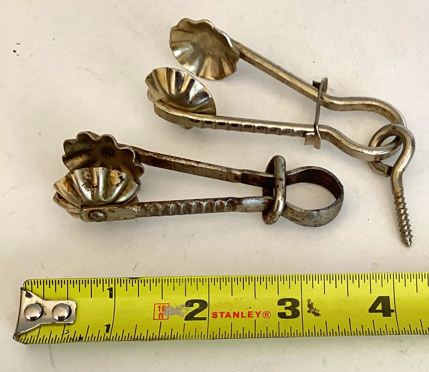 Antique Victorian Clam Shell Skirt Lifter Bar Towel Holder Clamps Saloon Pair Antique Victorian Clam Shell Skirt Lifter Bar Towel Holder Clamps Saloon Pair