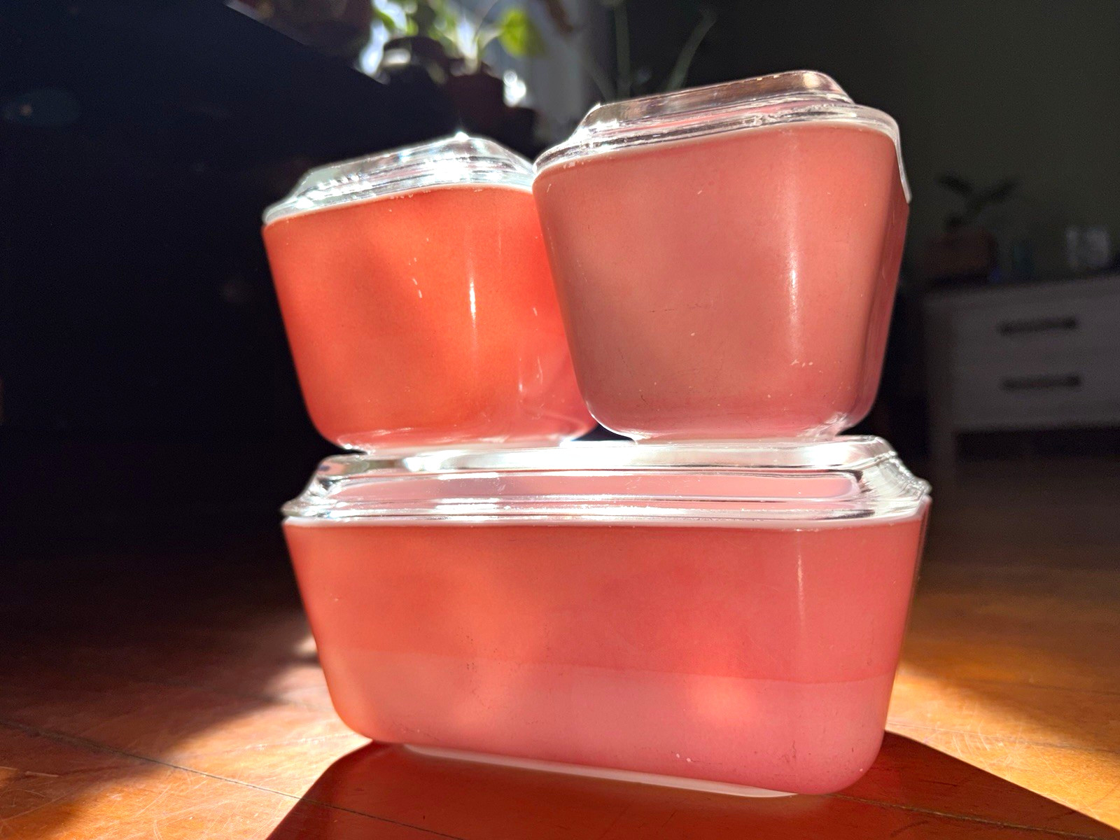Vintage Pyrex Pink Glass Fridgie Storage Set W/ Clear Lids 3pc 502 & 501s Vintage Pyrex Pink Glass Fridgie Storage Set W/ Clear Lids 3pc 502 & 501s