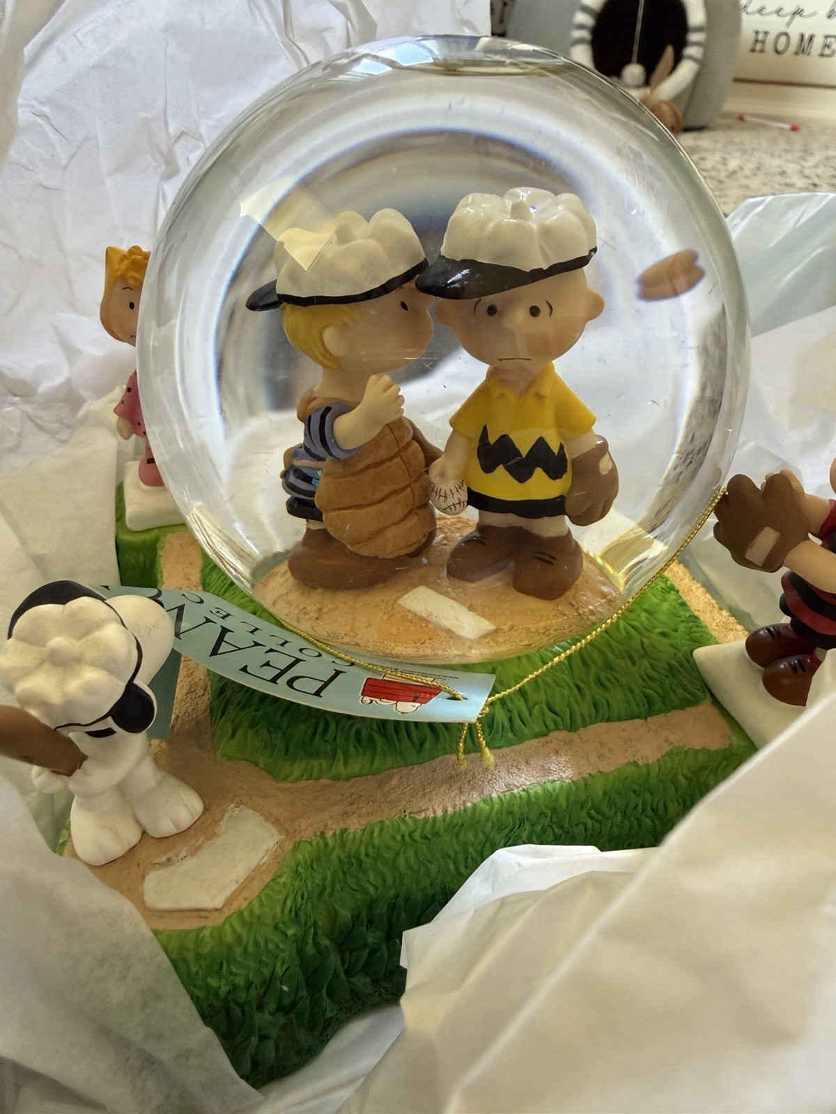 Peanuts “Meeting On The Mound” Westland Snow Globe Peanuts “Meeting On The Mound” Westland Snow Globe