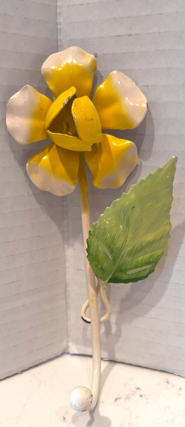 VTG ITALIAN STYLE TOLE YELLOW FLOWER SINGLE LEAF DECORATIVE HOOK 6 " PALM BEACH VTG ITALIAN STYLE TOLE YELLOW FLOWER SINGLE LEAF DECORATIVE HOOK 6 " PALM BEACH