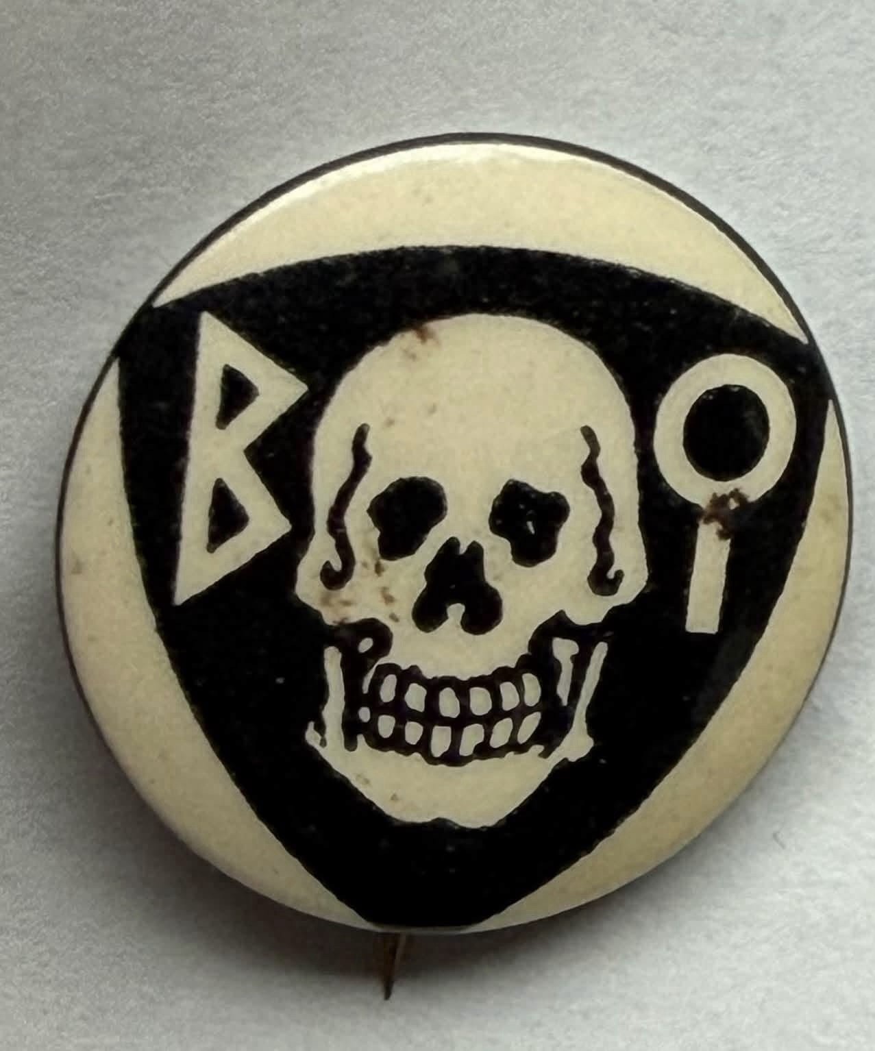Antique Vintage RARE Early Celluloid Skull ‘BOO’ Halloween Masonic Pin Back Pin Antique Vintage RARE Early Celluloid Skull ‘BOO’ Halloween Masonic Pin Back Pin