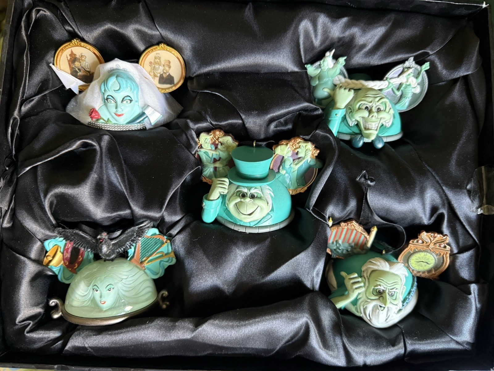 RARE 2014 DISNEY HAUNTED MANSION EARHAT LIMITED SET #982/2000 WITH BOX NO LID RARE 2014 DISNEY HAUNTED MANSION EARHAT LIMITED SET #982/2000 WITH BOX NO LID
