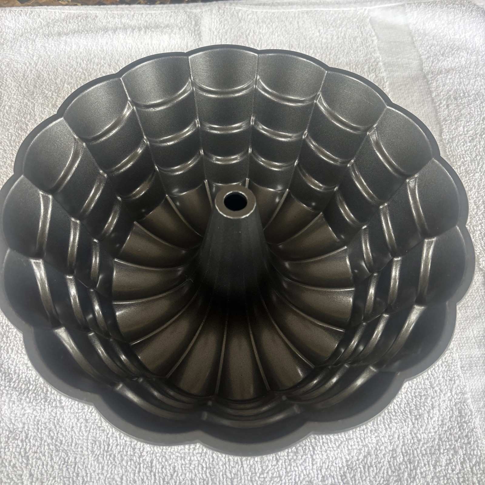 Wilton Heavy Duty Cast Alunimium Fluted Cake Bundt Pan EUC Baking Nonstick Wilton Heavy Duty Cast Alunimium Fluted Cake Bundt Pan EUC Baking Nonstick