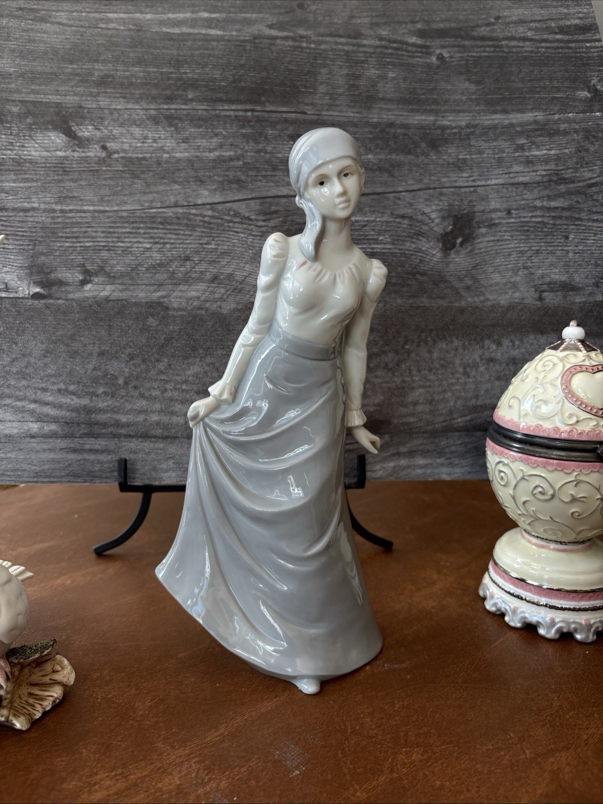 1984 Arnart Conte KPM Woman Figurine 10-1/2" 1984 Arnart Conte KPM Woman Figurine 10-1/2"