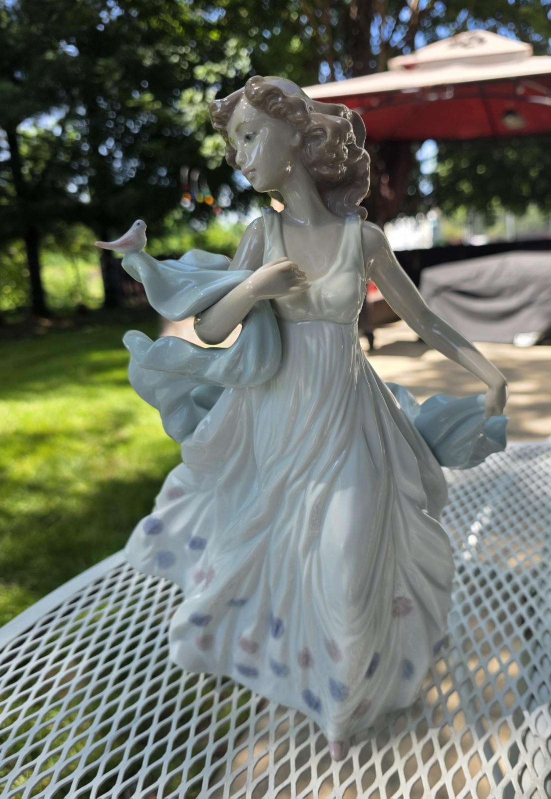 Lladró Summer Serenade 12.75 inch Statue Figurine - Blue/White Lladró Summer Serenade 12.75 inch Statue Figurine - Blue/White