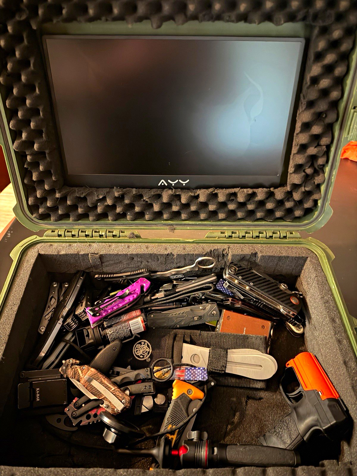 Mixed Lot Spyderco, sog Knives & Multi-Tools w/ Apache 2800 Hard Case Knife LCD Mixed Lot Spyderco, sog Knives & Multi-Tools w/ Apache 2800 Hard Case Knife LCD