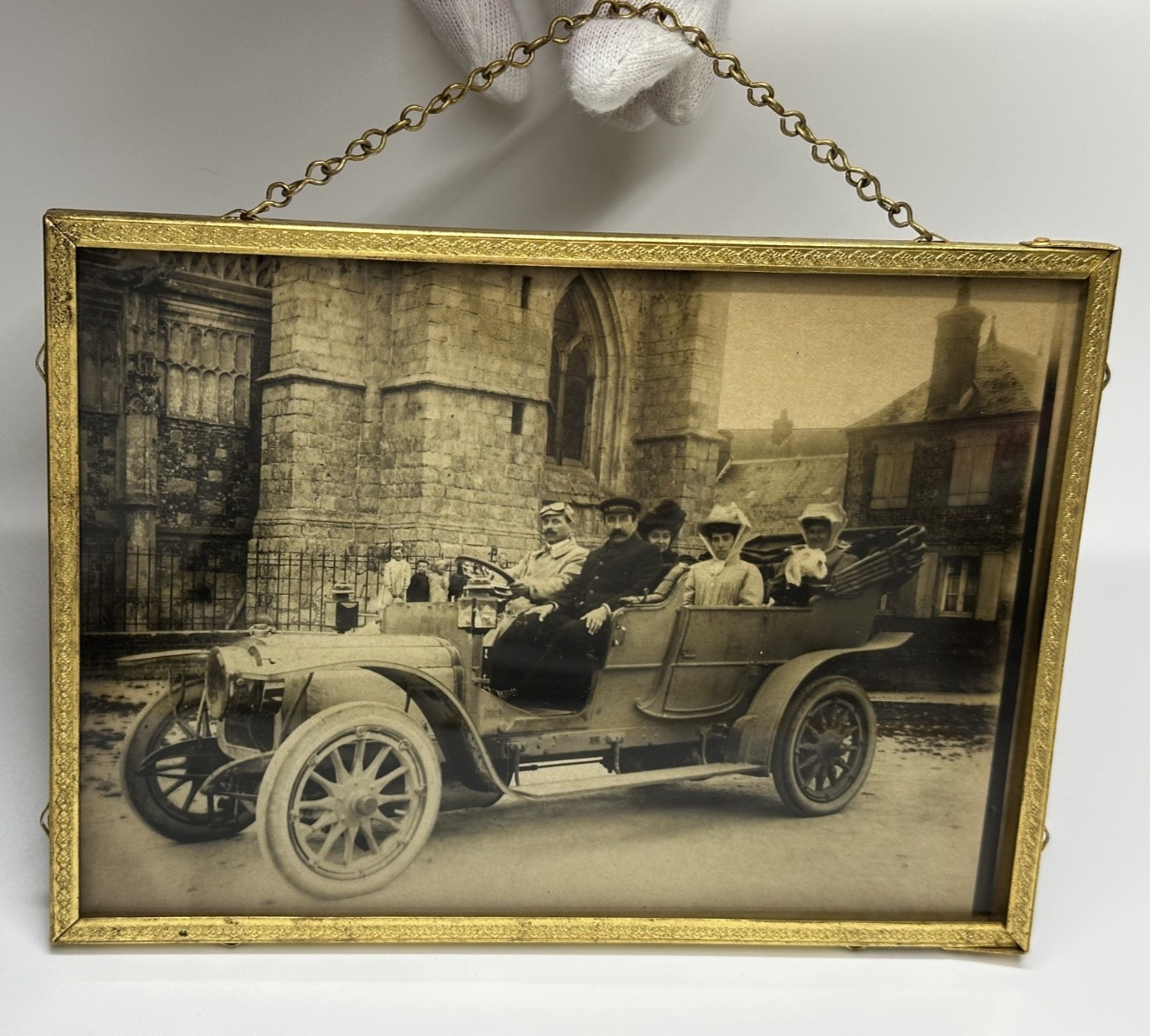 ANTIQUE DEPOSE FRAMED 5" X 7" GLASS IMAGE OF TWO MEN, THREE WOMEN IN AUTO M365 ANTIQUE DEPOSE FRAMED 5" X 7" GLASS IMAGE OF TWO MEN, THREE WOMEN IN AUTO M365