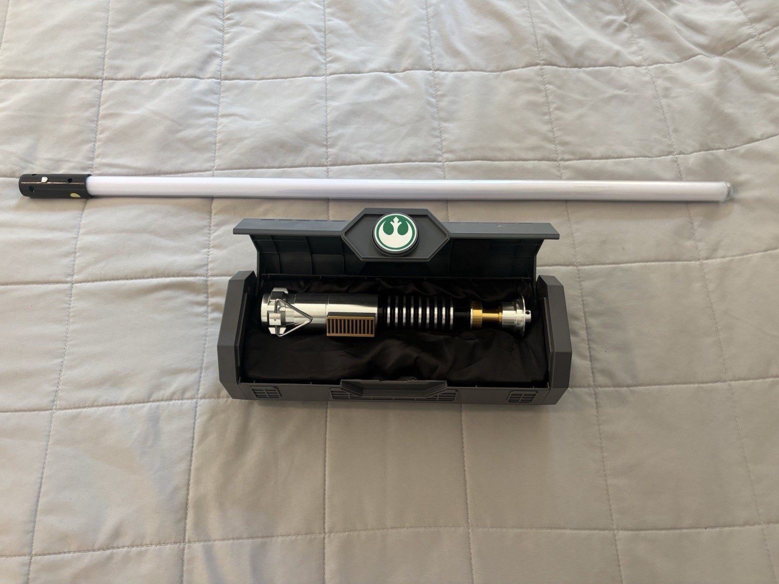 Star Wars Galaxy's Edge Luke Skywalker Lightsaber With Blade And Case Star Wars Galaxy's Edge Luke Skywalker Lightsaber With Blade And Case
