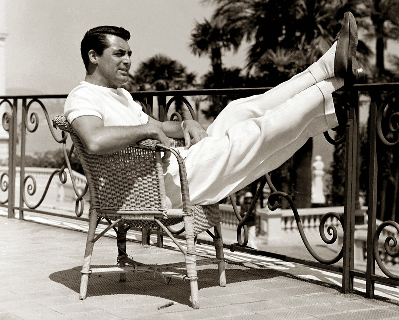 Relaxing CARY GRANT Photo (170-m)