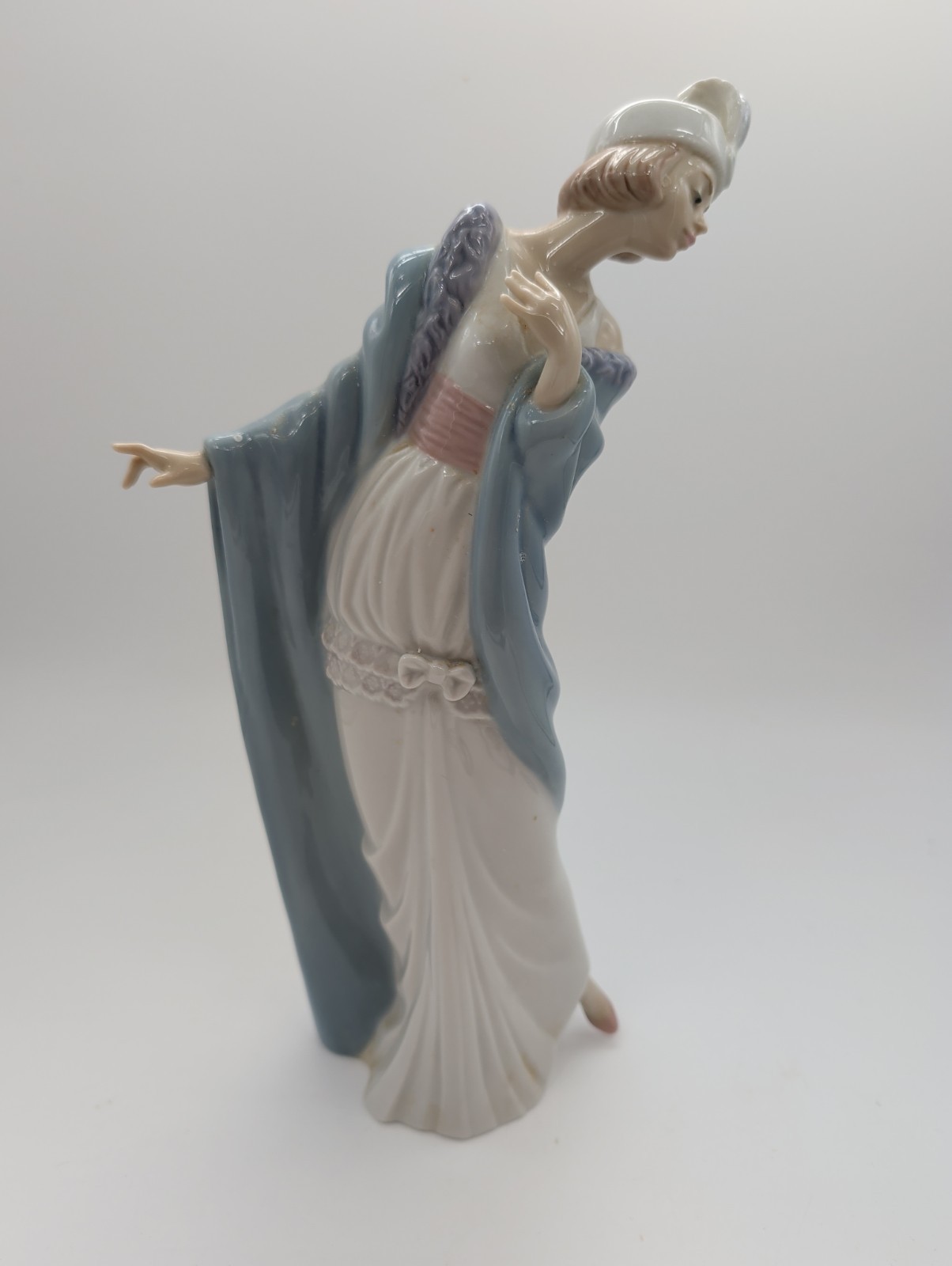 Lladro 5193 The Flirt Porcelain Figurine Lady Cloche Hat 10" Spain Lladro 5193 The Flirt Porcelain Figurine Lady Cloche Hat 10" Spain