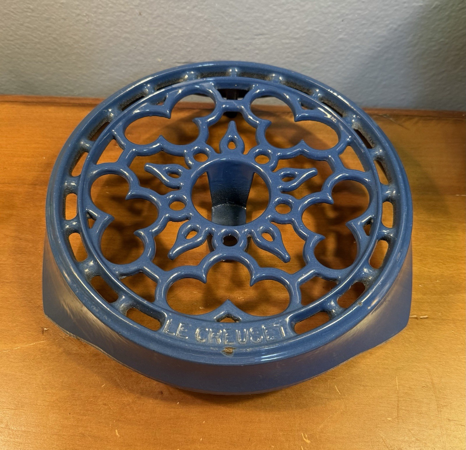 LE CRUISET TRIVET Warmer Blueberry Retired Made in France LE CRUISET TRIVET Warmer Blueberry Retired Made in France