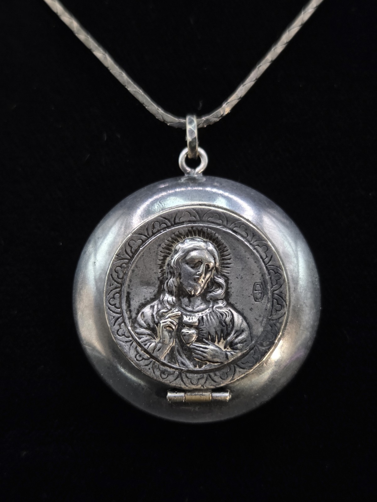 Vintage Catholic Church Jesus Ricardo Di Roma Italy Pendant Locket 24" Chain Vintage Catholic Church Jesus Ricardo Di Roma Italy Pendant Locket 24" Chain