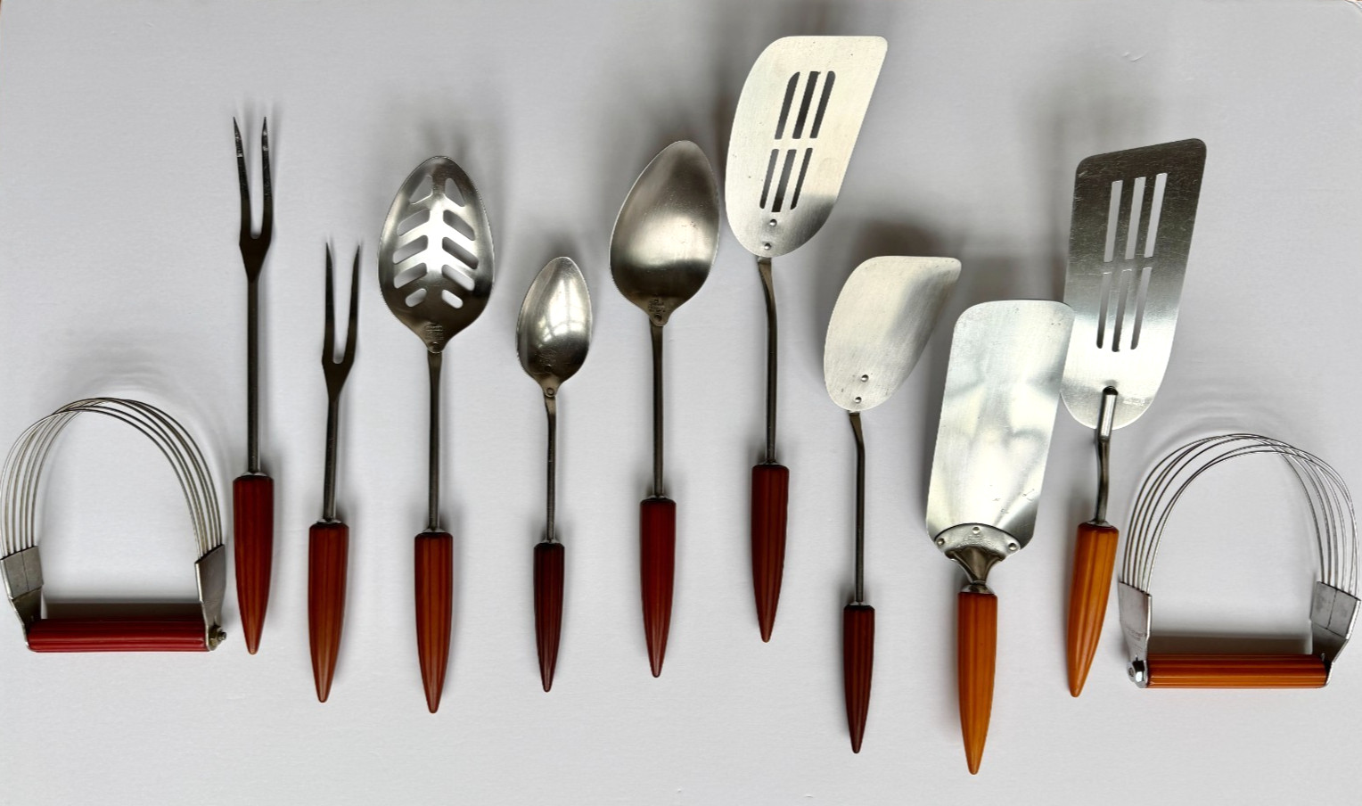 Vintage Mid Century Modern Androck Fluted Bakelite Kitchen Utensil Set 11 Pieces Vintage Mid Century Modern Androck Fluted Bakelite Kitchen Utensil Set 11 Pieces