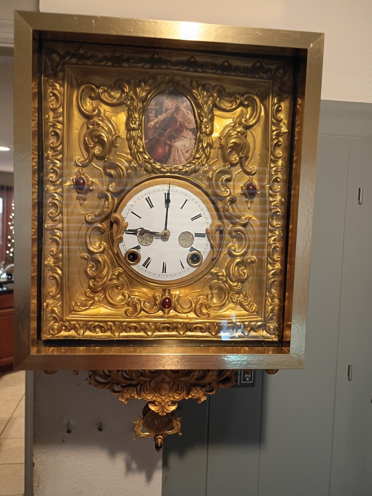 ANTIQUE RAHMENUHR CLOCK BEAUTIFUL GOLD FINISH LADY PLAYING CELLO.WORKING ANTIQUE RAHMENUHR CLOCK BEAUTIFUL GOLD FINISH LADY PLAYING CELLO.WORKING