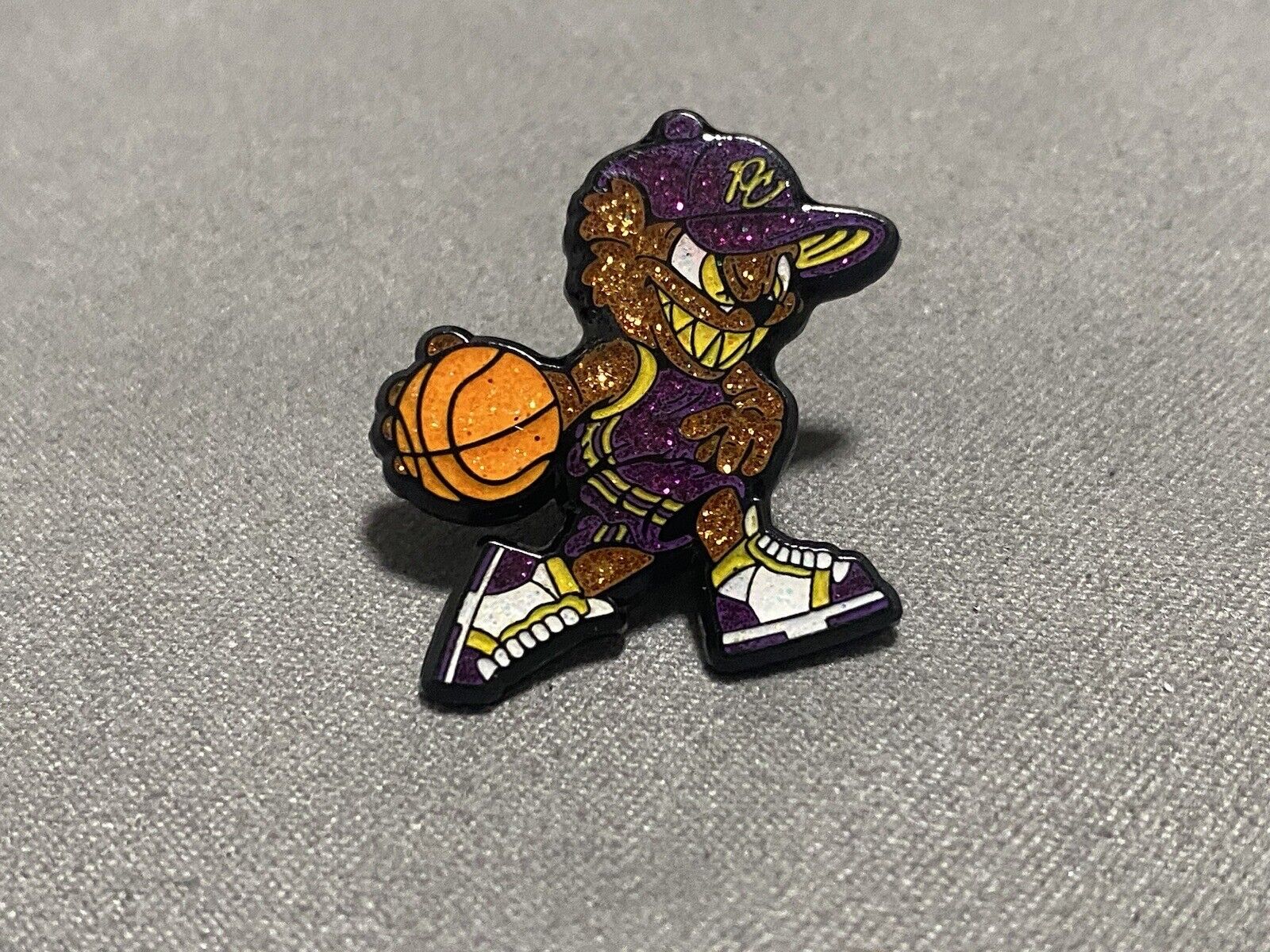 Pinzcity RIP Black Mamba Kobe Bryant  Lakers Hat Pin #85/174 Purple Yellow