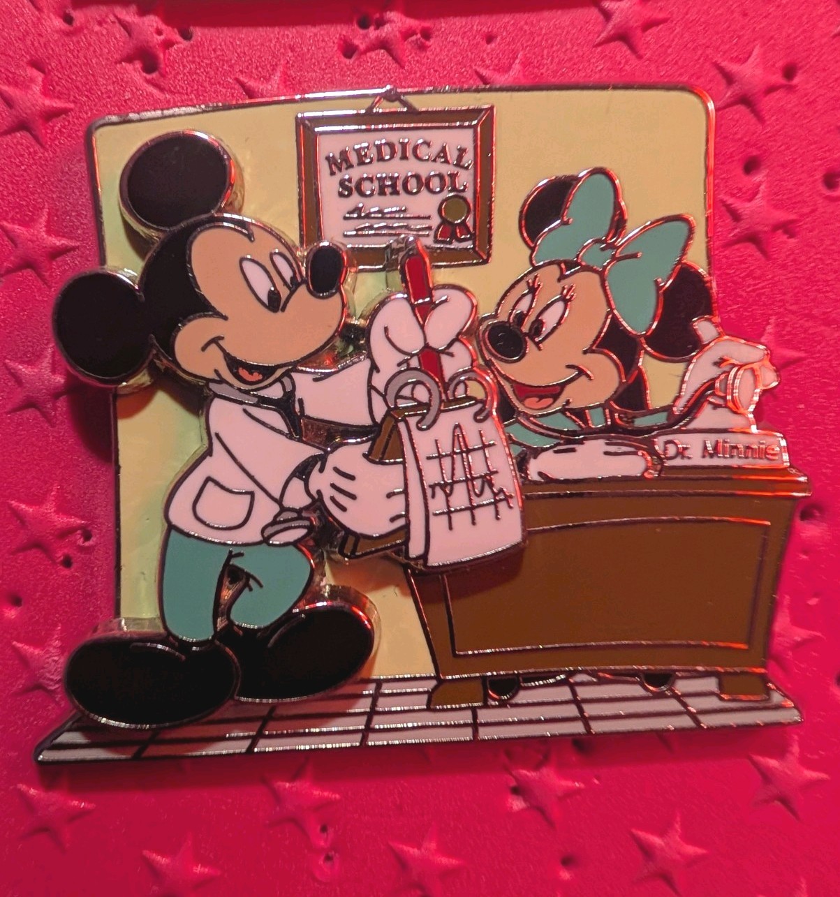 AUTHENTIC RETIRED DISNEY PARKS PIN MICKEY & MINNIE MOUSE "MEDICAL SCHOOL" (2006)