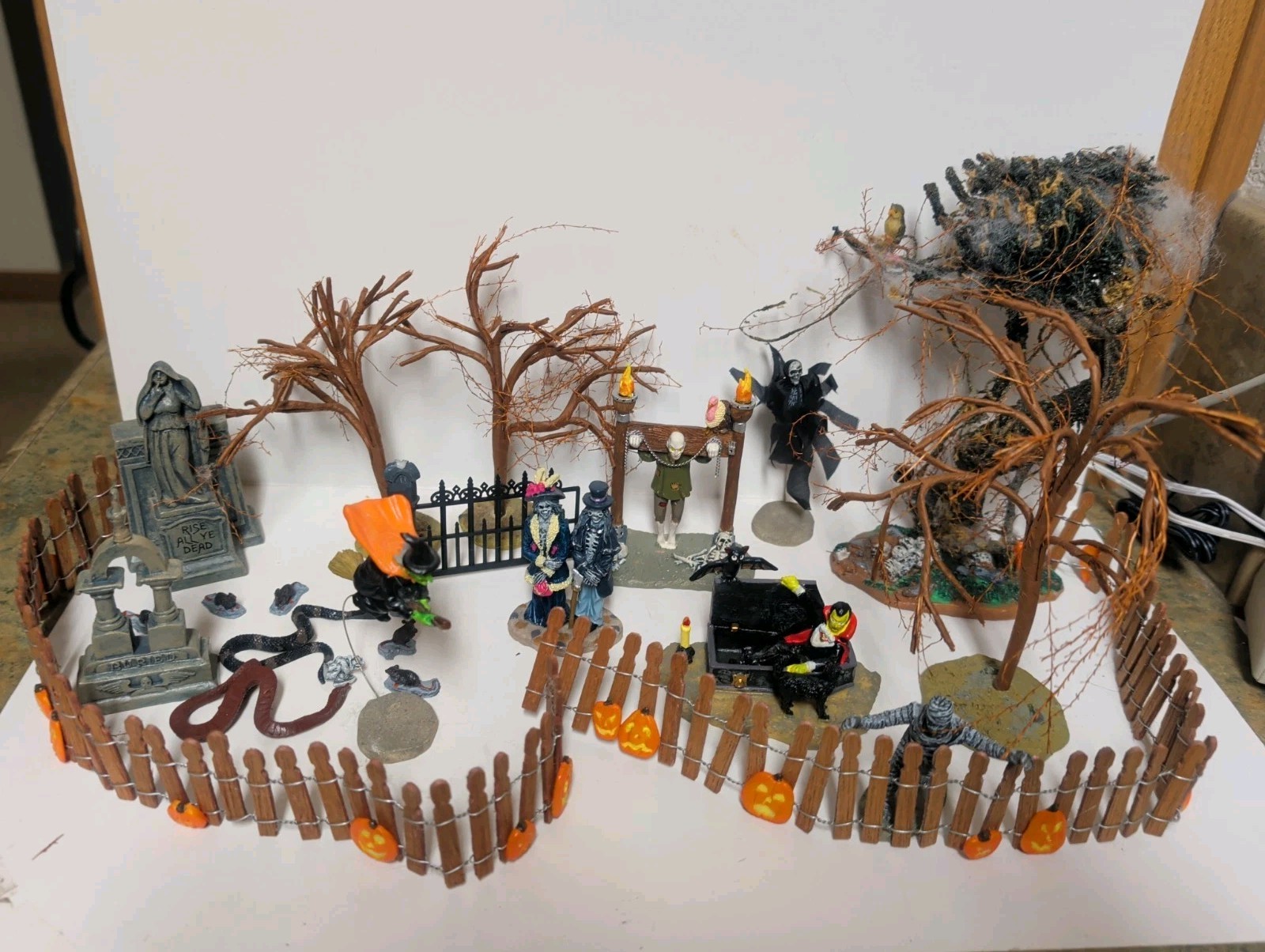 Lot Lemax Spooky Halloween Village Lot Painted Resin Fence, Trees, Characters 