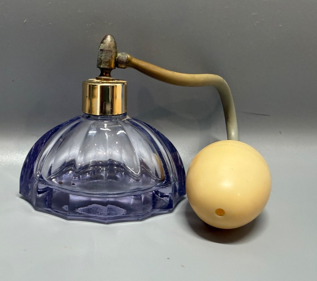 Vintage Purple Lavender Glass Perfume Atomizer Squeeze Bulb Vanity Bottle Vintage Purple Lavender Glass Perfume Atomizer Squeeze Bulb Vanity Bottle