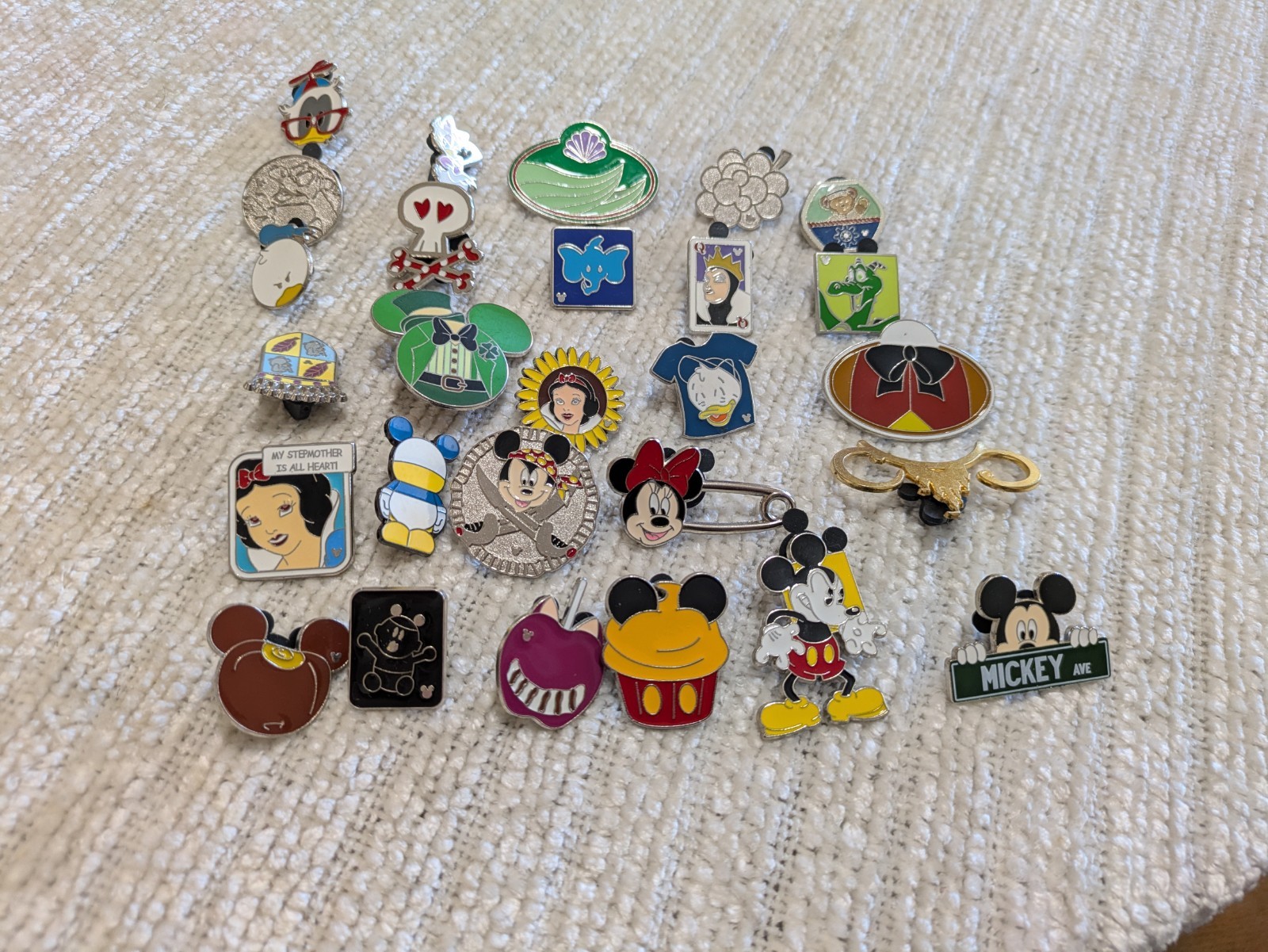 Disney Lot Of Pins - Lot Of 27 - Various Designs Disney Lot Of Pins - Lot Of 27 - Various Designs