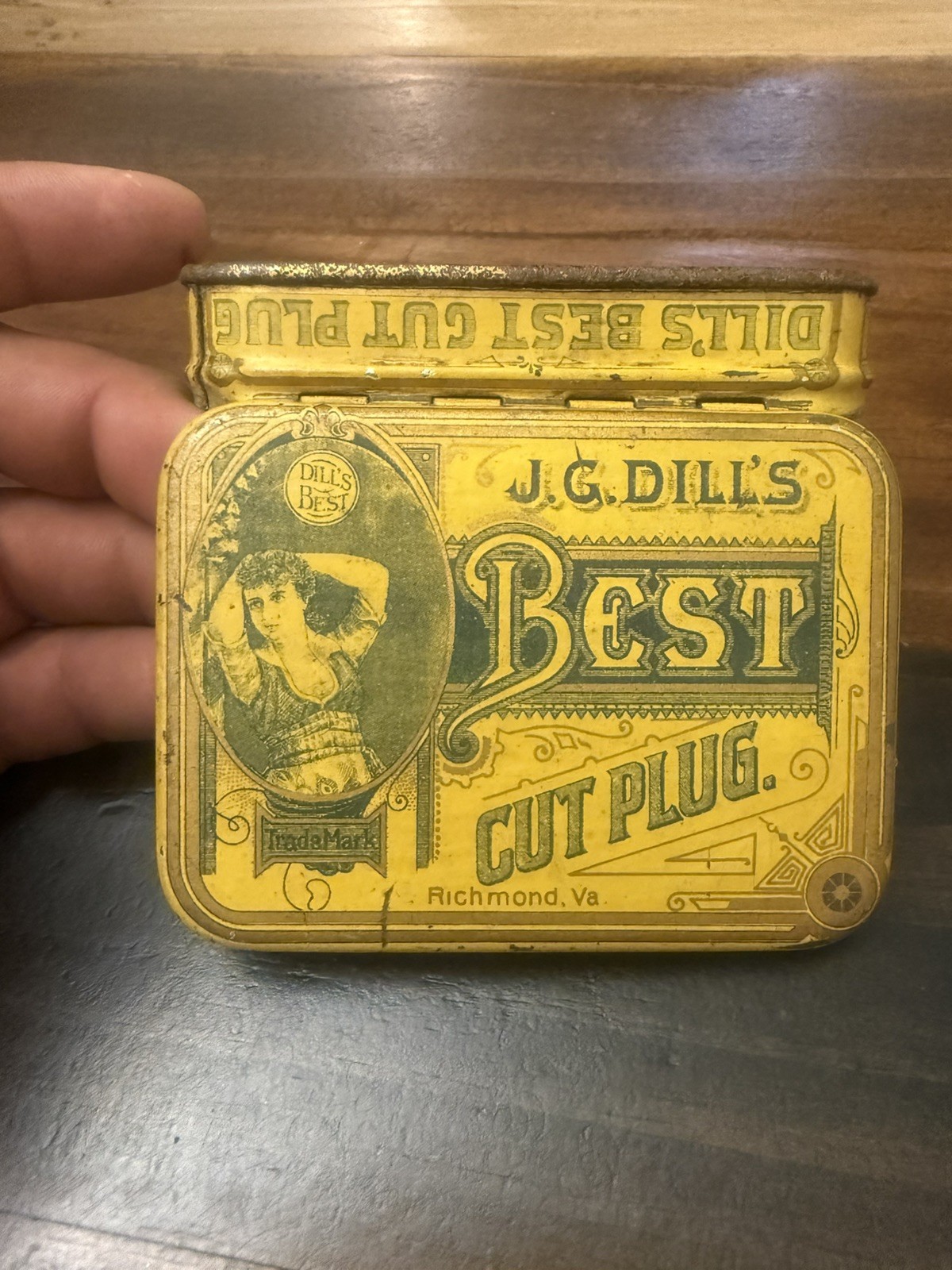 ANTIQUE J.G. DILL'S BEST CUT PLUG TOBACCO TIN W/ UNION TAG ANTIQUE J.G. DILL'S BEST CUT PLUG TOBACCO TIN W/ UNION TAG