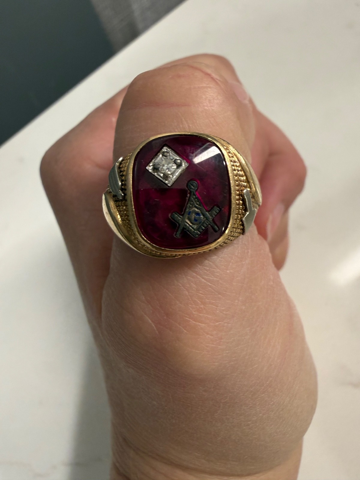 10K GOLD MEN'S MASONIC RING w/ DIAMOND, RED STONE, 1950s SZ: 14 - 7.78g 10K GOLD MEN'S MASONIC RING w/ DIAMOND, RED STONE, 1950s SZ: 14 - 7.78g