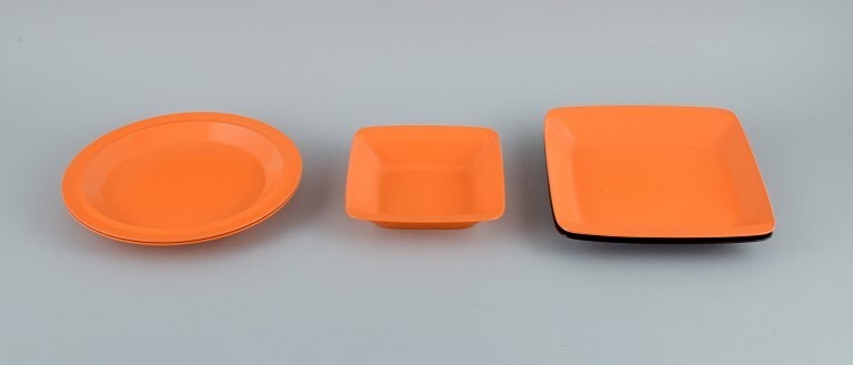 Fiskars, Finland. "Fiskamin". Five parts in orange (4) and brown (1) melamine. Fiskars, Finland. "Fiskamin". Five parts in orange (4) and brown (1) melamine.