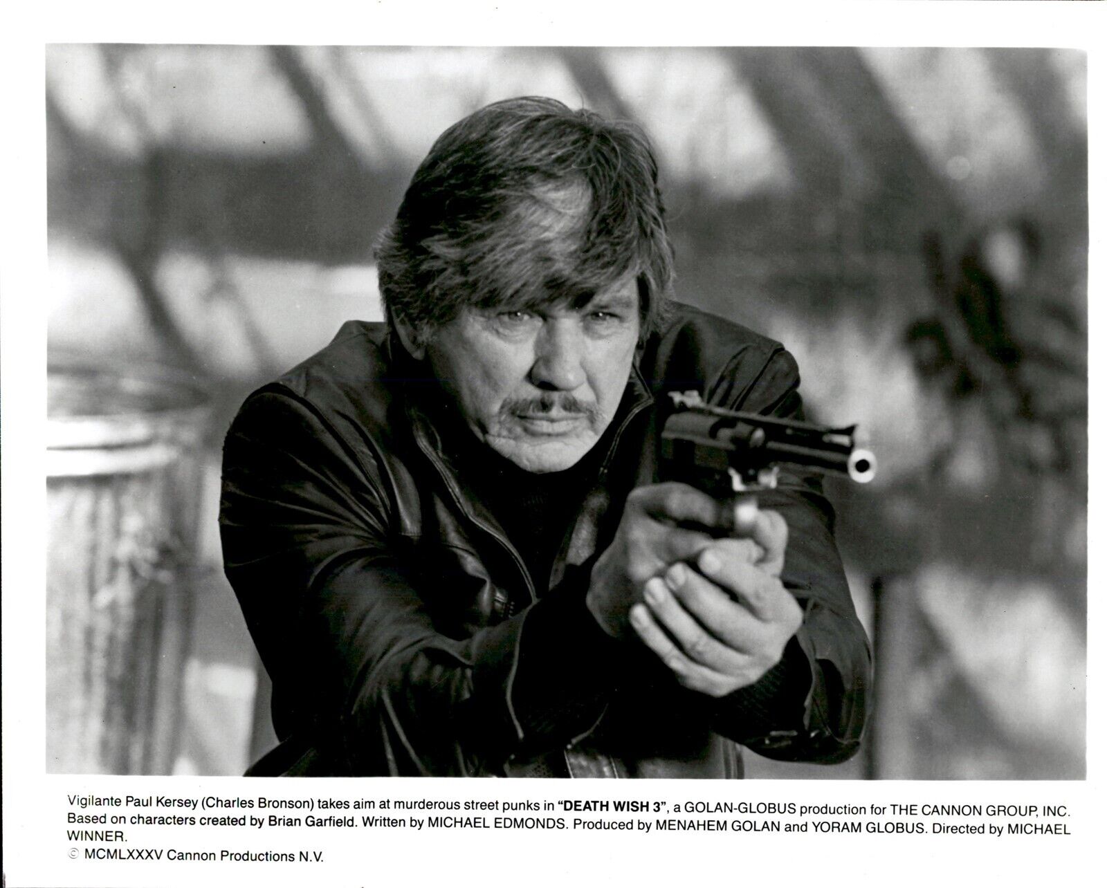 BR19 Orig Photo CHARLES BRONSON Death Wish 3 Action Star Pointing Gun Stakeout