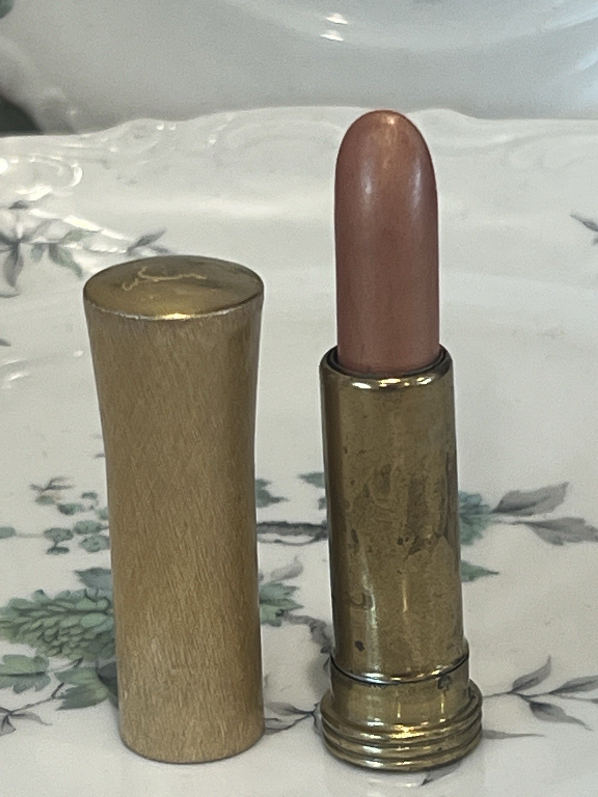 VINTAGE R.H. COSMETICS N.Y. COLLECTIBLE GOLD METAL TUBE LIPSTICK NEW WALNUT VINTAGE R.H. COSMETICS N.Y. COLLECTIBLE GOLD METAL TUBE LIPSTICK NEW WALNUT