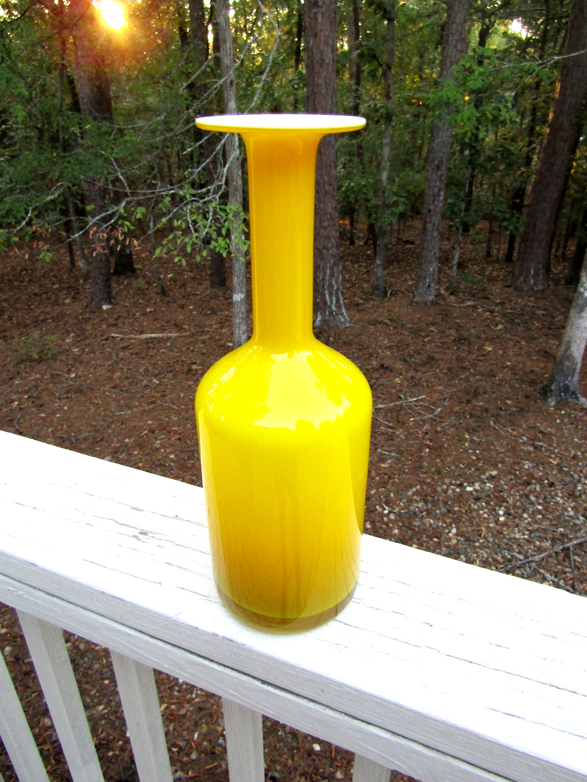 WEST ELM MCM / Gulvvase Holmegaard / Yellow Cased MEDIUM SIZE GLASS VASE / 13" WEST ELM MCM / Gulvvase Holmegaard / Yellow Cased MEDIUM SIZE GLASS VASE / 13"