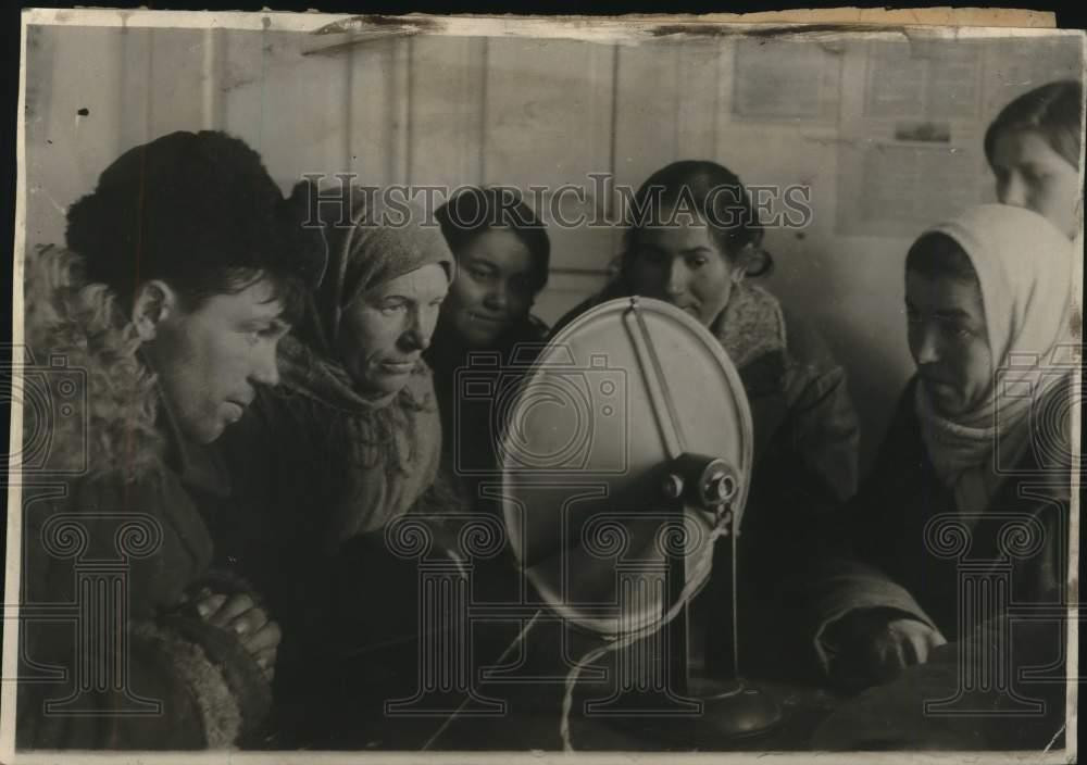 1931 Press Photo Dniepropetrovsk District - Peasants listening to radio. 1931 Press Photo Dniepropetrovsk District - Peasants listening to radio.