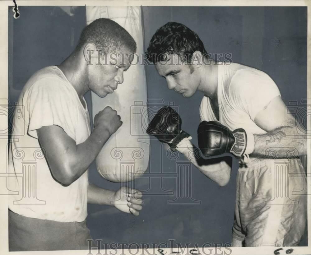 1969 Press Photo Johnny Brooks squaring-off with Jerry Pellegrini- Boxing
