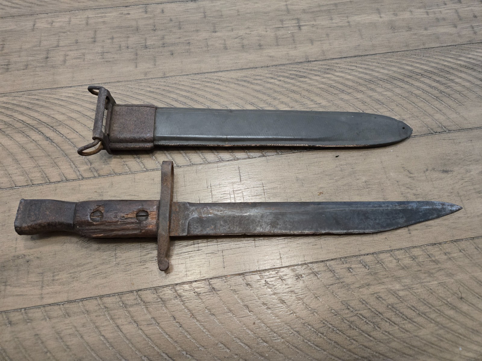 WW 1 ROSS Military Rifle Bayonet + Scabbard. 