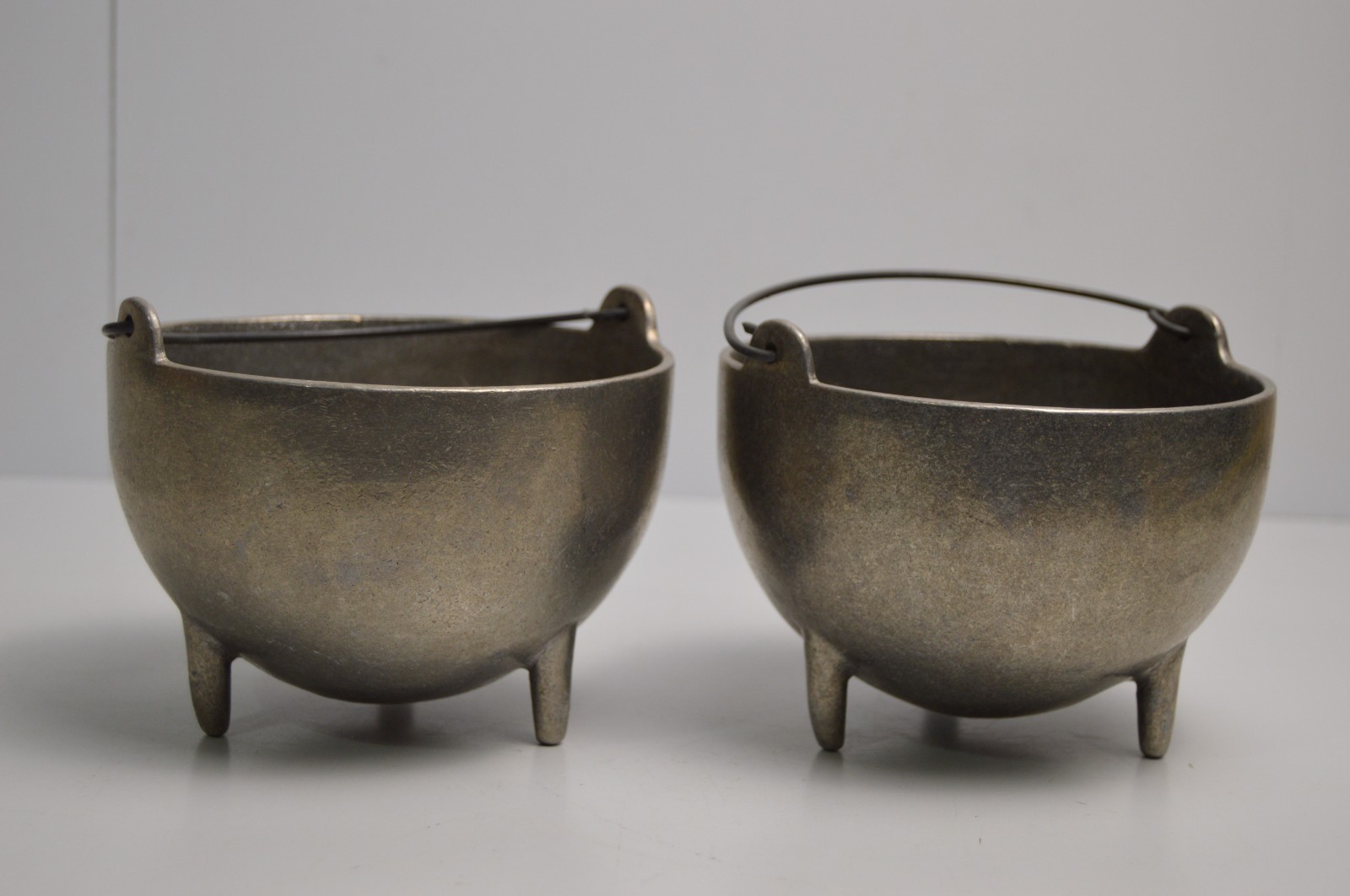 2 Vintage Carson Pewter Metal Cauldrons Kitchen Silver Kettle 3 Legged 5.25" 2 Vintage Carson Pewter Metal Cauldrons Kitchen Silver Kettle 3 Legged 5.25"