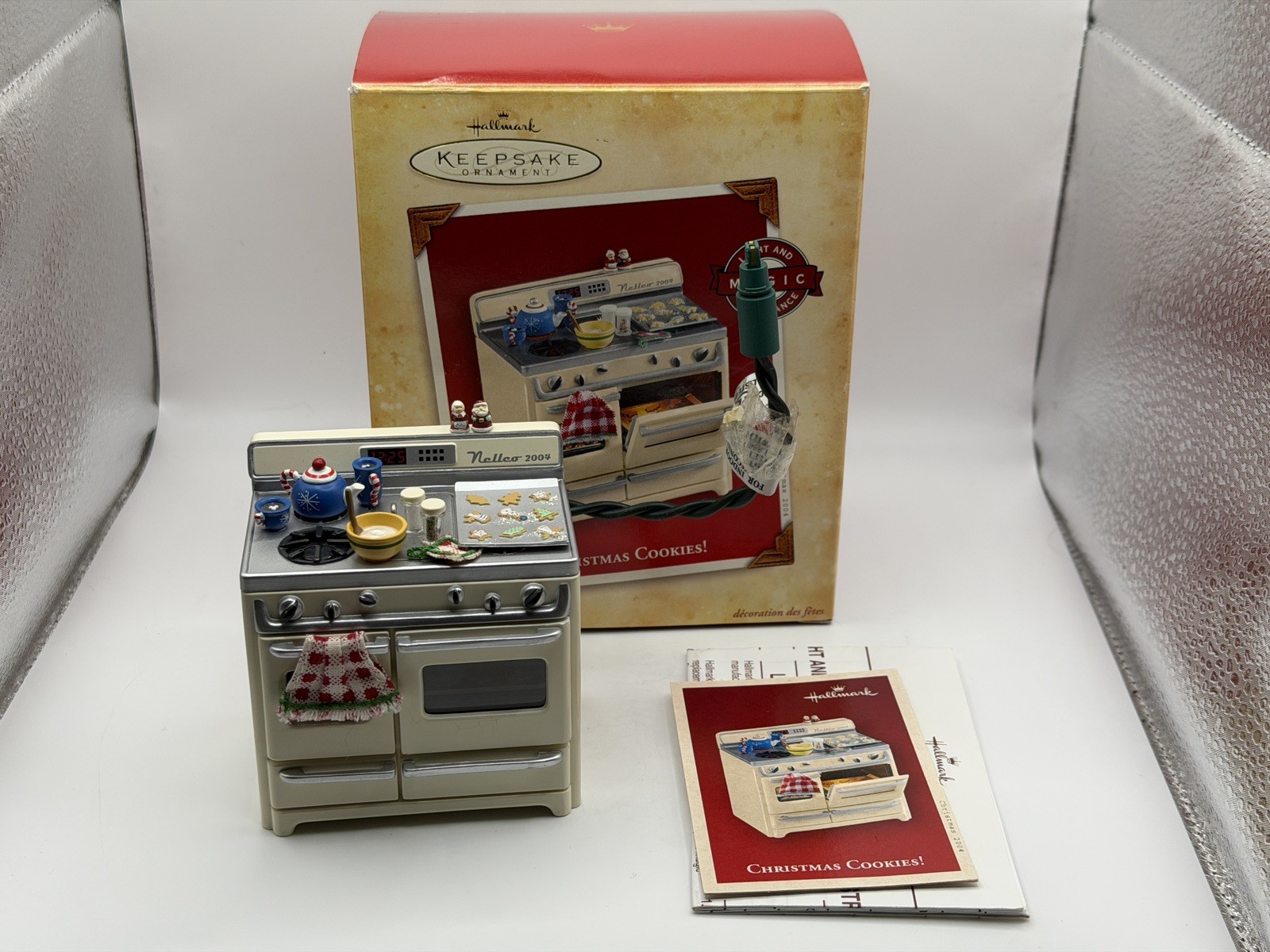 2004 Hallmark Christmas Cookies Oven Magic Light Fragrance Ornament NIB NEW RARE 2004 Hallmark Christmas Cookies Oven Magic Light Fragrance Ornament NIB NEW RARE