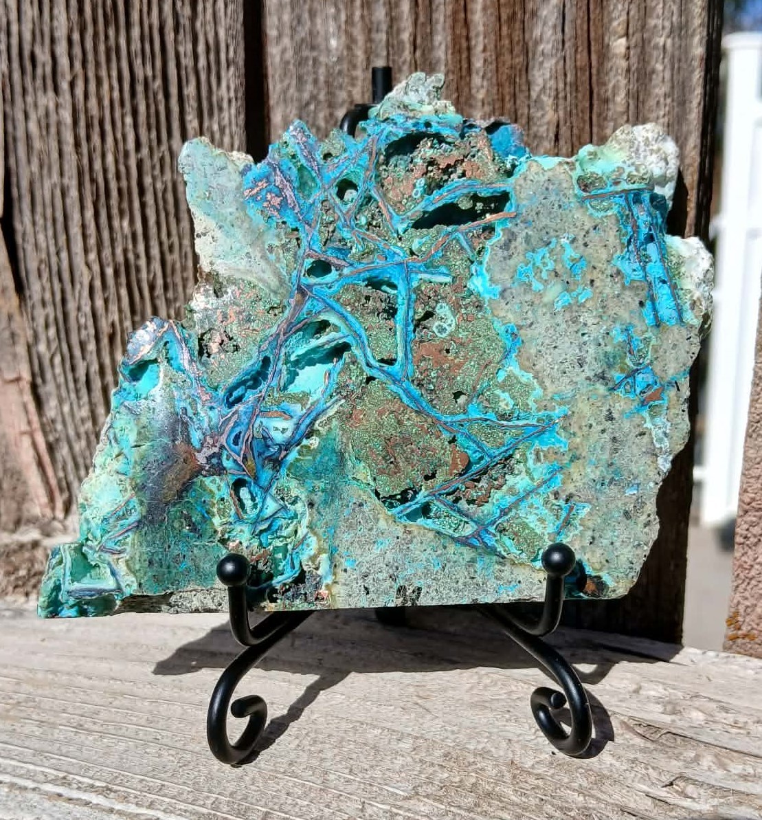 Blue Eye appealing Chrysocolla with Copper from Indonesia loaded with copper. Blue Eye appealing Chrysocolla with Copper from Indonesia loaded with copper.