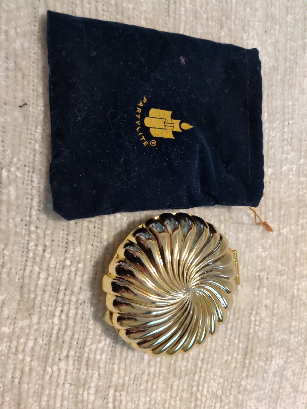 PARTYLITE gold toned clamshell votive candle holder compact travel / home NICE PARTYLITE gold toned clamshell votive candle holder compact travel / home NICE