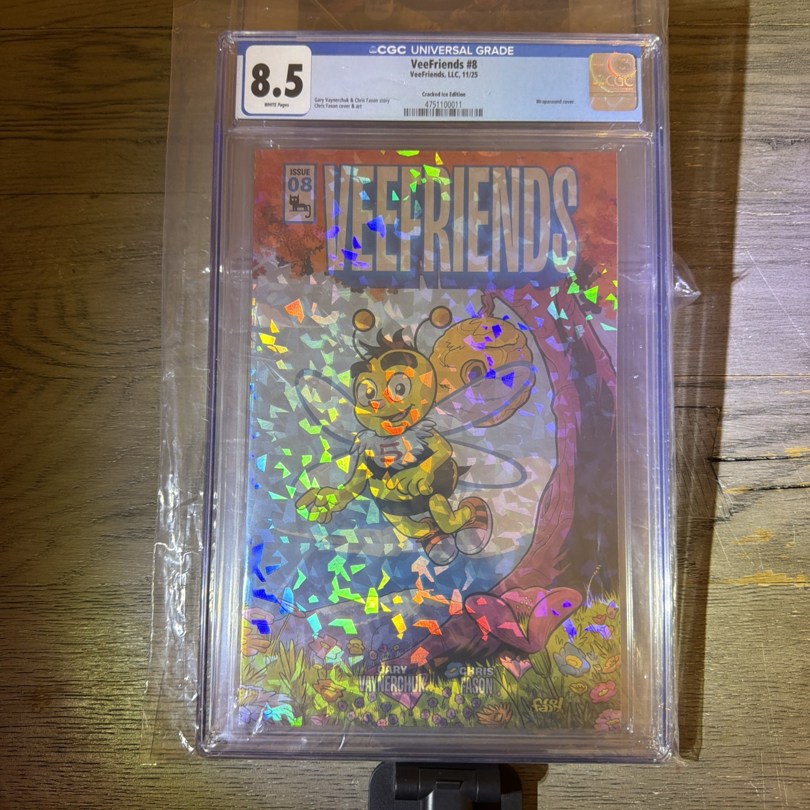 VeeFriends Comic Book #8 – Gary Bee Cracked Ice Variant (Limited /199) CGC 8.5 VeeFriends Comic Book #8 – Gary Bee Cracked Ice Variant (Limited /199) CGC 8.5