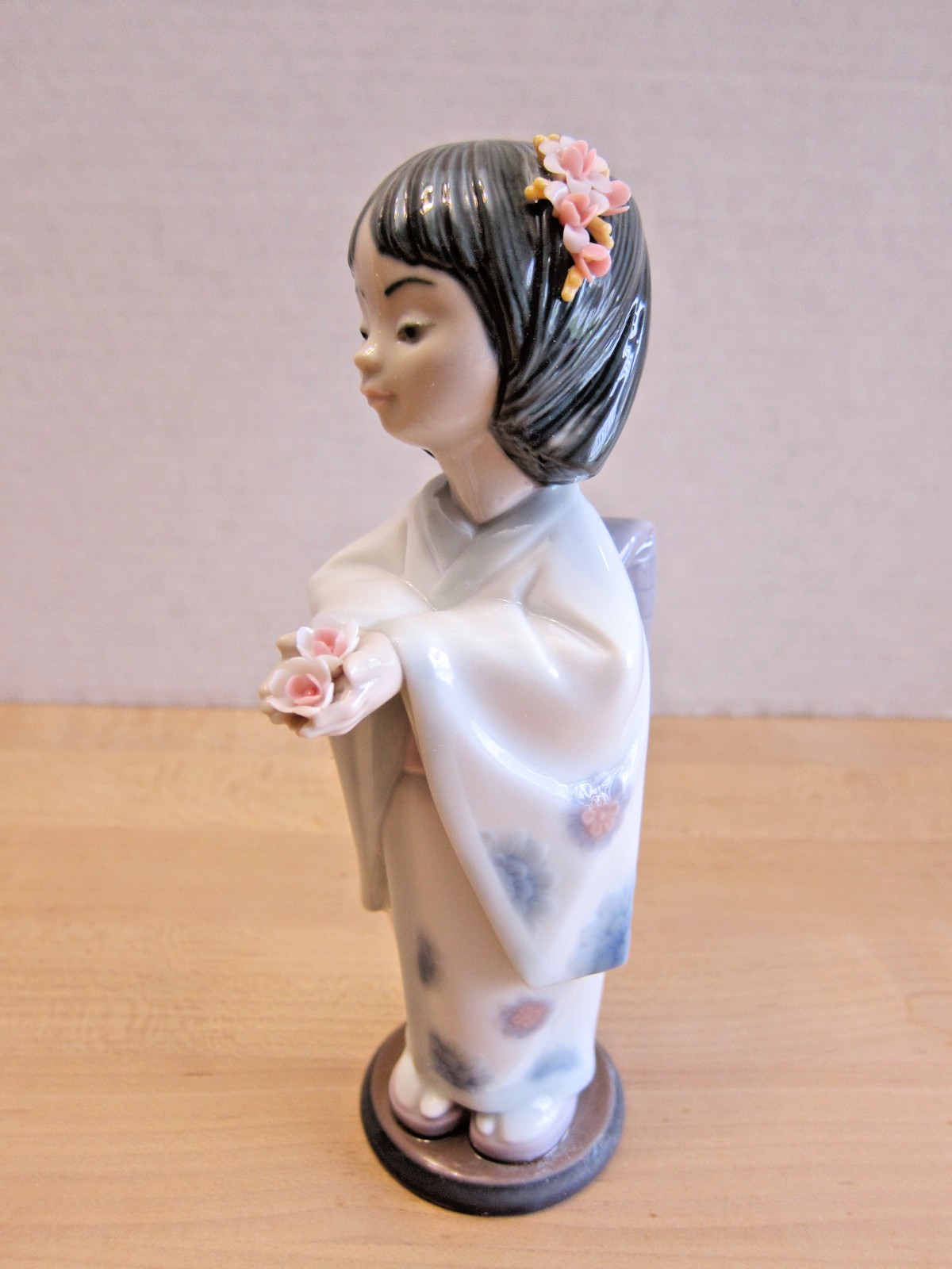 Lladro 6151 Bearing Flowers Geisha Girl Figurine With Box Lladro 6151 Bearing Flowers Geisha Girl Figurine With Box