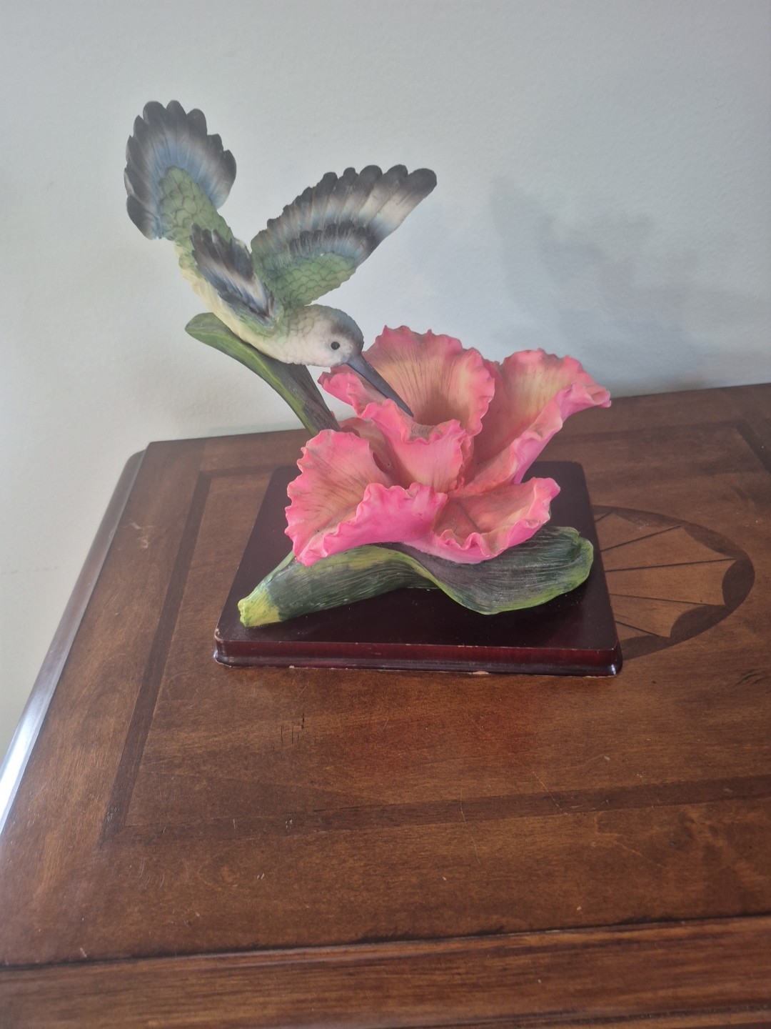 Beautiful Vintage Hummingbird And Pink Hibiscus Flower On Wooden Base Beautiful Vintage Hummingbird And Pink Hibiscus Flower On Wooden Base