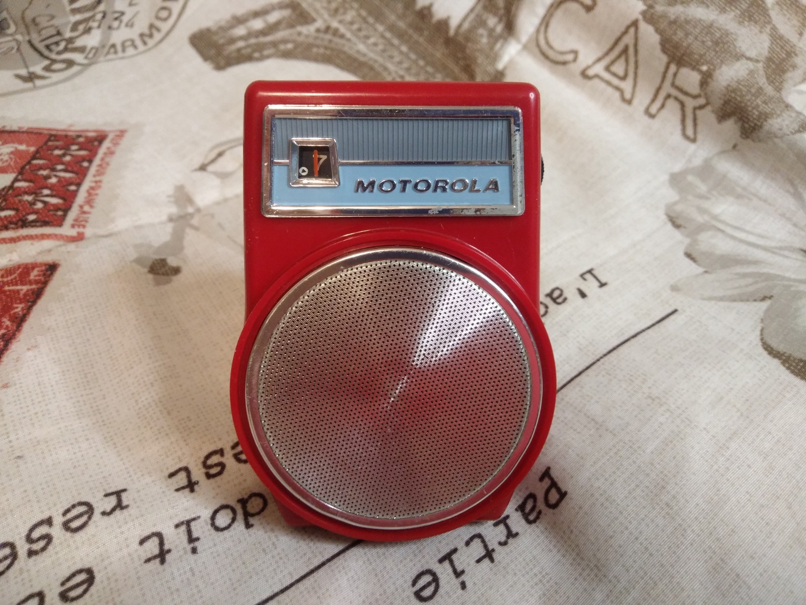1962 Rare Red Transistor Radio MOTOROLA  X14R Round speaker Grille Tested works
