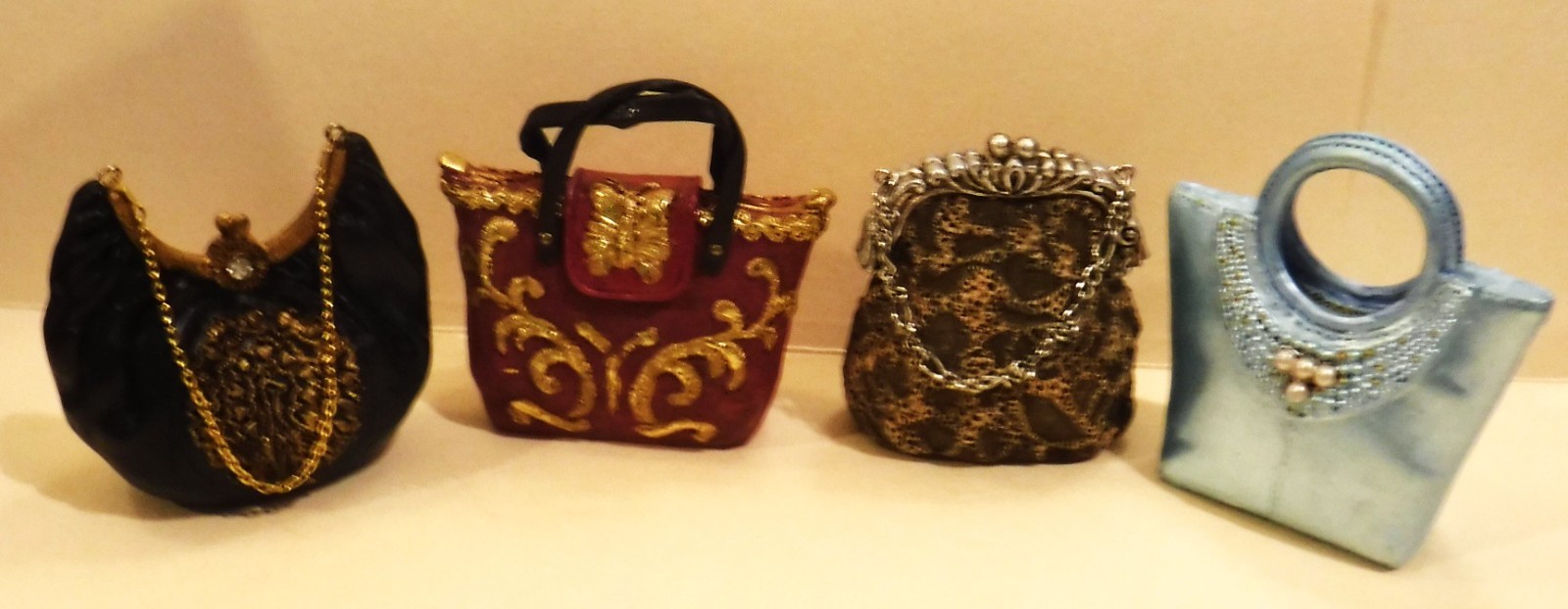 COLLECTIBLE MINI PURSES LOT OF 4 HARD RESIN, VGC, APPROX 2-3 INCHES TALL COLLECTIBLE MINI PURSES LOT OF 4 HARD RESIN, VGC, APPROX 2-3 INCHES TALL