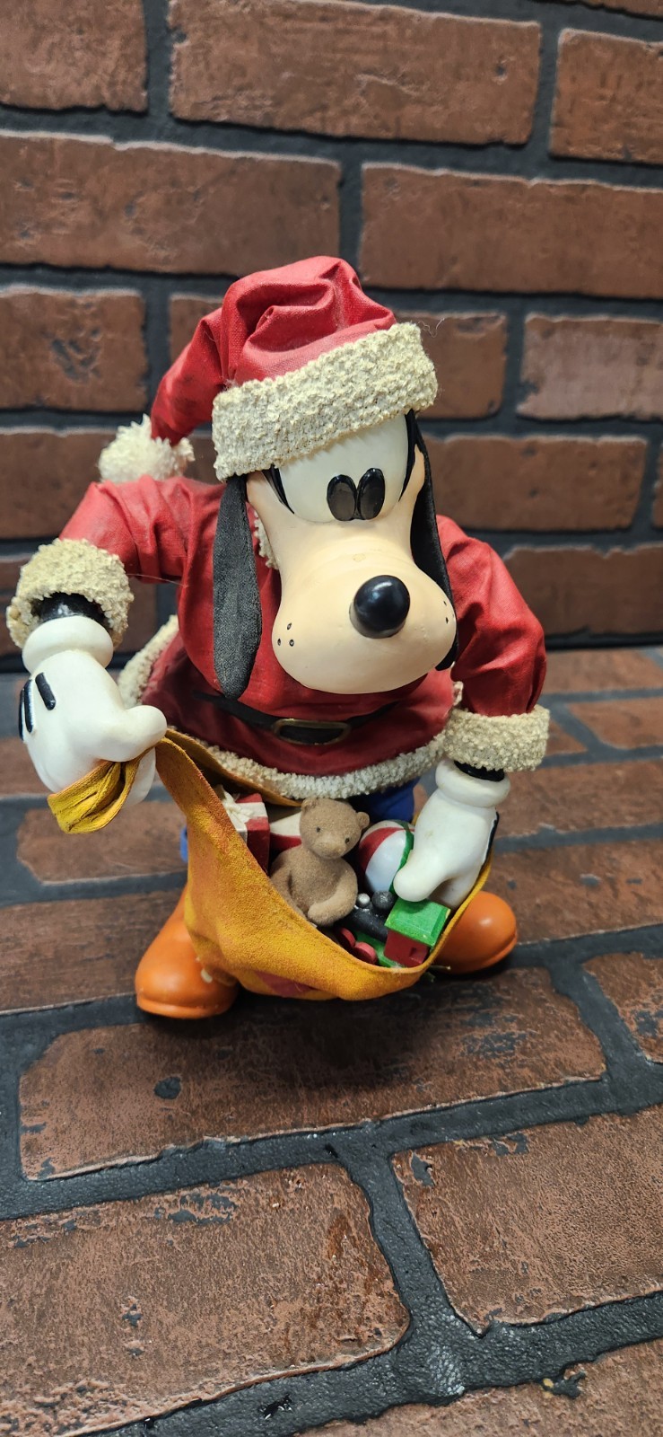 Vintage Disney Fabriche Kurt Adler Goofy Santa 1991 Christmas Table Piece Vintage Disney Fabriche Kurt Adler Goofy Santa 1991 Christmas Table Piece